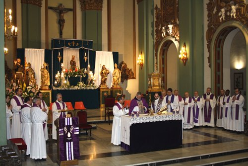 Mons. Lorca Planes participa en el Vía Crucis por las Familias de Cartagena - 1, Foto 1