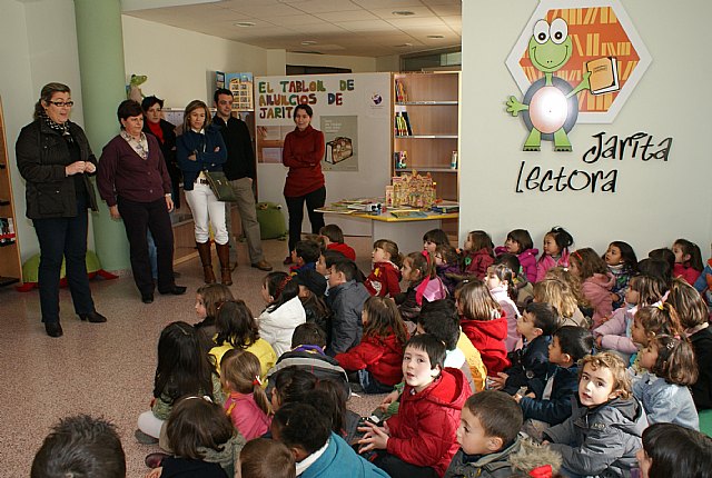 La concejalía de Educación promueve un programa de visitas guiadas a la Biblioteca Municipal para explicar los nuevos servicios - 1, Foto 1