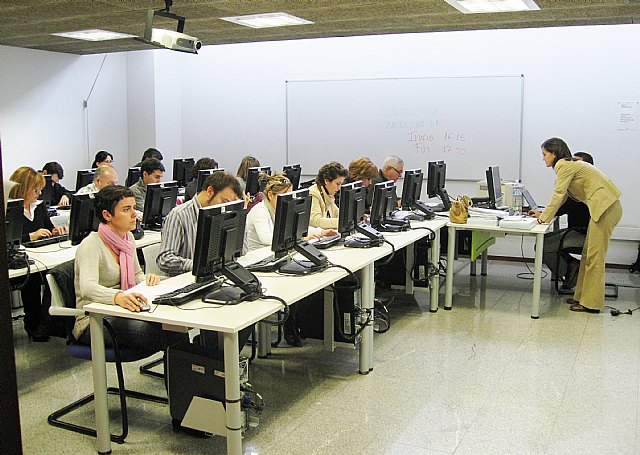 Más de 600 empleados públicos participan en las pruebas de aptitud en informática de la Escuela de Administración Pública - 1, Foto 1