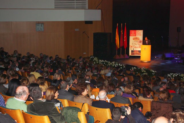 El Alcalde agradece la respuesta de la sociedad murciana, que ha abarrotado el auditorio en el concierto benéfico por Haití y Chile - 1, Foto 1