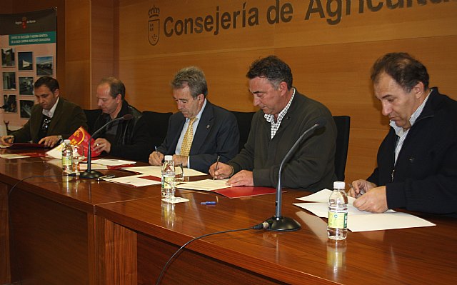 Agricultura firma dos convenios para el control lechero y la mejora genética de la cabra murciano-granadina - 1, Foto 1