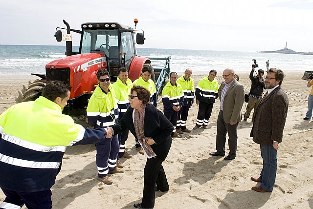 67 personas y 42 vehículos trabajan ya para poner a punto las playas - 3, Foto 3