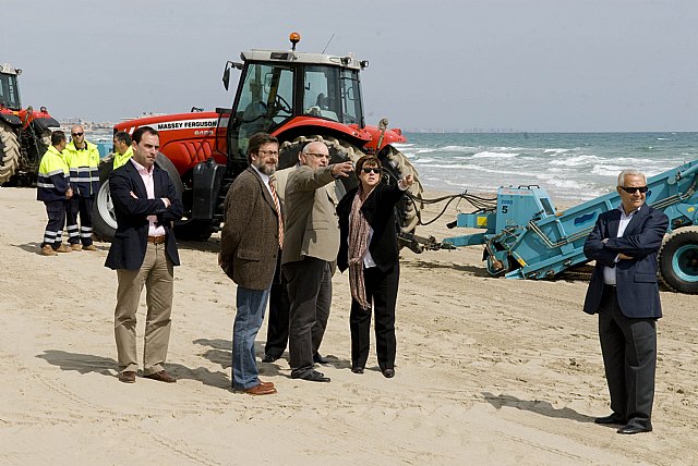 67 personas y 42 vehículos trabajan ya para poner a punto las playas - 4, Foto 4