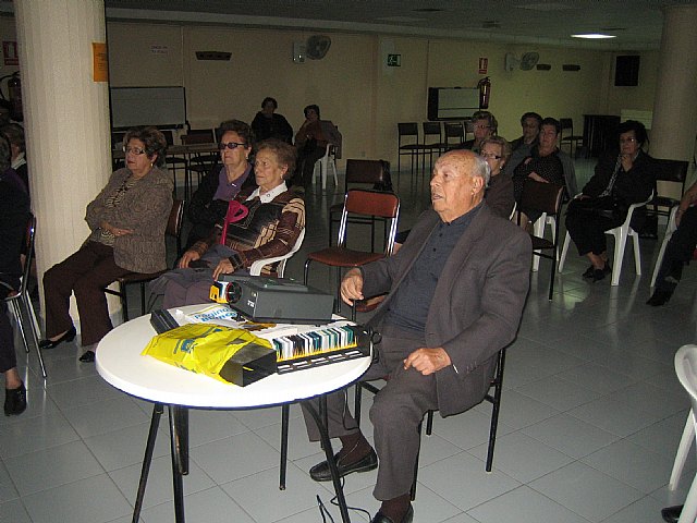 Arrancan las actividades la I quincena sociocultural de las personas mayores con la charla formativa sobre el DNI electrónico, Foto 3