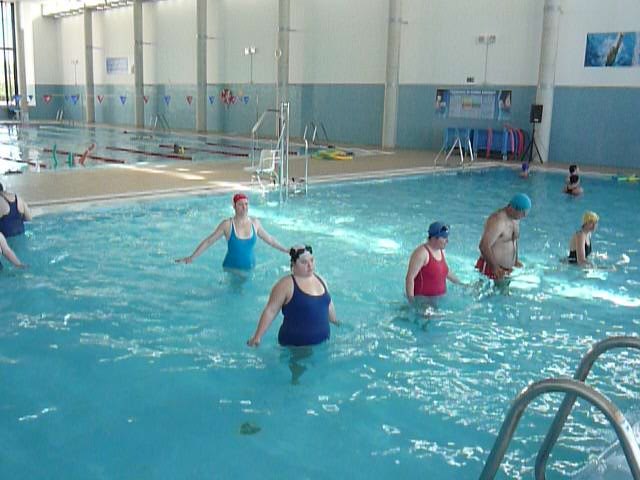 Los usuarios del Centro Ocupacional José Moyá reanudan las actividades de iniciación a la natación en la piscina cubierta, Foto 1