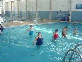 Los usuarios del Centro Ocupacional José Moyá reanudan las actividades de iniciación a la natación en la piscina cubierta