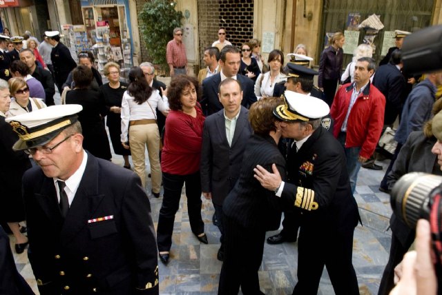 La alcaldesa y los portavoces municipales asisten a la misa en honor de los marinos fallecidos en Haití - 3, Foto 3