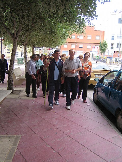 Continúan las actividades de la I quincena sociocultural de las personas mayores con el paseo saludable por la zona de los huertos, Foto 2