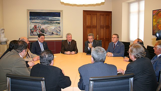 El jefe del Ejecutivo murciano recibe al presidente del Sindicato Central de Regantes del Trasvase Tajo-Segura , José Manuel Claver - 1, Foto 1