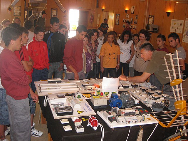 Los alumnos de Cualificación Profesional Inicial muestran sus trabajos en una Feria - 1, Foto 1