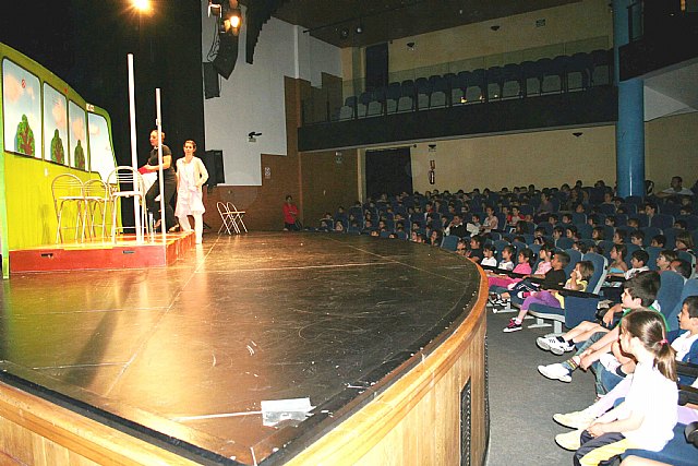 Los escolares de Alcantarilla conocen las ventajas del transporte público a través de la obra de teatro 'El autobús' - 1, Foto 1