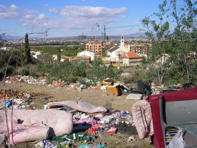 Los socialistas denuncian la existencia de un vertedero ilegal en la ladera del monte de Los Ramos - 2, Foto 2