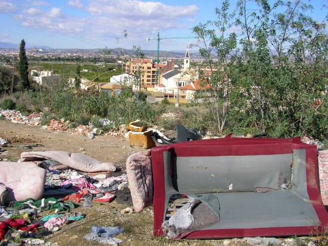 Los socialistas denuncian la existencia de un vertedero ilegal en la ladera del monte de Los Ramos - 3, Foto 3