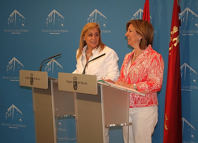 La portavoz del Gobierno regional, María Pedro Reverte, y la consejera de Sanidad y Consumo, María Ángeles Palacios, en la rueda de prensa del Consejo de Gobierno., Foto 1