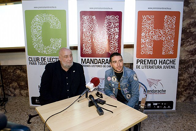 900 jóvenes arropan a César Malloquí y Kiko Amat, ganadores de los premios Madarache y Hache - 1, Foto 1