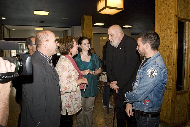 900 jóvenes arropan a César Malloquí y Kiko Amat, ganadores de los premios Madarache y Hache - 2, Foto 2