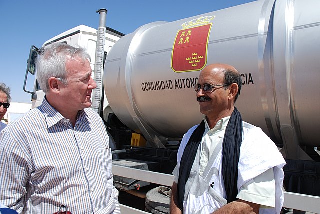 Valcárcel resalta la solidaridad de los murcianos para compartir su experiencia y hacer realidad el “milagro” del agua en el desierto del Sahara - 1, Foto 1