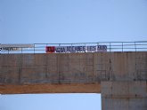 IU de Santomera coloca una pancarta en el trasvase Tajo-Segura para reivindicar su permanencia