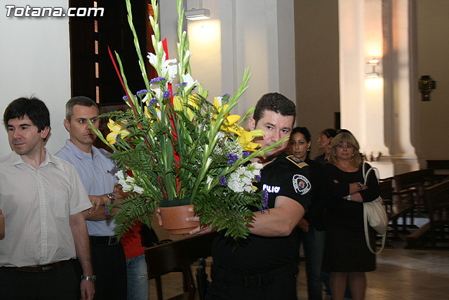 Autoridades municipales y los trabajadores del Ayuntamiento realizan una ofrenda floral a su patrona 