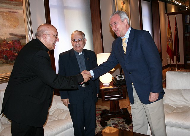 El Obispo electo de Gurué visita al Presidente de la Comunidad y al alcalde de Murcia y les invita a su Ordenación Episcopal - 1, Foto 1