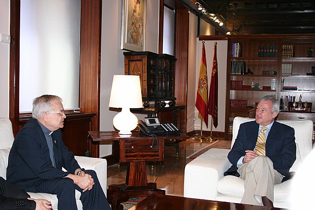 El Obispo electo de Gurué visita al Presidente de la Comunidad y al alcalde de Murcia y les invita a su Ordenación Episcopal - 2, Foto 2