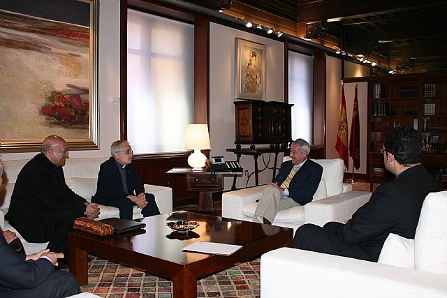 El Obispo electo de Gurué visita al Presidente de la Comunidad y al alcalde de Murcia y les invita a su Ordenación Episcopal - 3, Foto 3