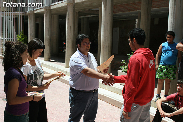El concejal de Bienestar Social entrega los diplomas a las personas que se han formado en los talleres de pintura y alfabetizacin - 14