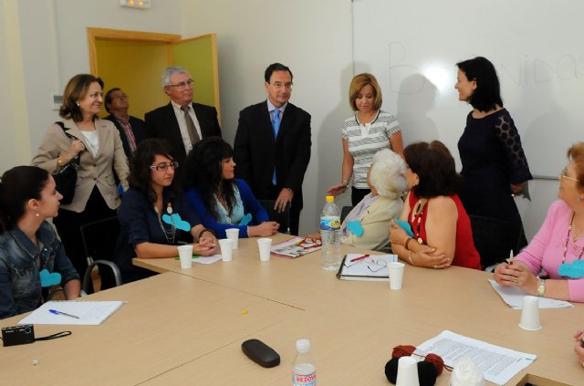 El rector y el consejero de Política Social visitaron los talleres de la jornada intergeneracional - 1, Foto 1