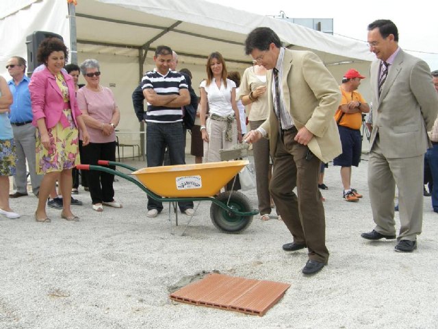 El Alcalde de Lorca y el Consejero de Política Social ponen la primera piedra del Punto de Atención a la Infancia de La Paca - 1, Foto 1