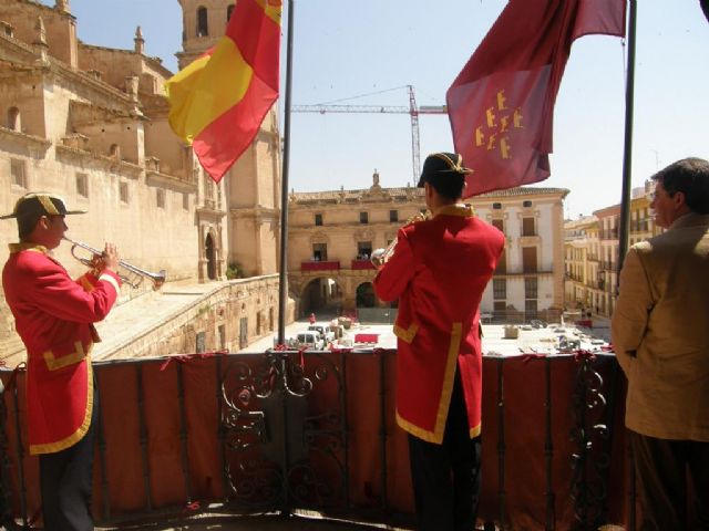 Francisco Jódar presencia el tradicional Toque de los Mistriles desde el balcón del Ayuntamiento - 1, Foto 1