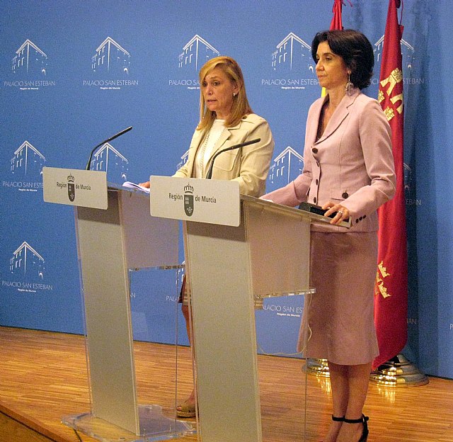 La portavoz del Gobierno regional, María Pedro Reverte, y la consejera de Economía y Hacienda, Inmaculada García, en la rueda de prensa para informar de los asuntos acordados por el Consejo de Gobierno, Foto 1