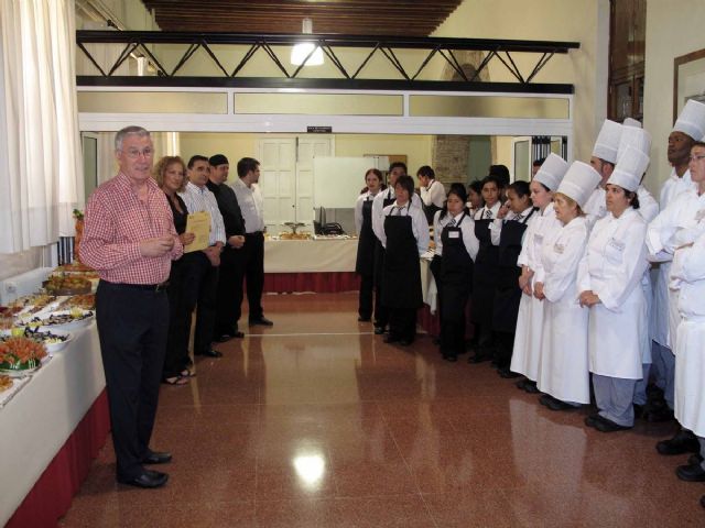 Diplomas para los nuevos camareros y cocineros de los cursos de Atención Social - 1, Foto 1