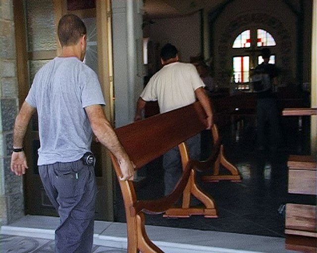 El Ayuntamiento de Lorca entrega a la iglesia de La Hoya 50 bancos y cuatro reclinatorios - 1, Foto 1