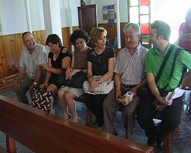 El Ayuntamiento de Lorca entrega a la iglesia de La Hoya 50 bancos y cuatro reclinatorios - 2, Foto 2