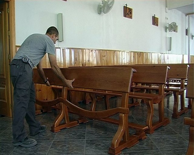 El Ayuntamiento de Lorca entrega a la iglesia de La Hoya 50 bancos y cuatro reclinatorios - 3, Foto 3