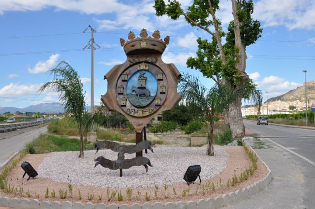 Un gran escudo de Mula realizado por la Escuela Taller preside la entrada a la ciudad - 3, Foto 3