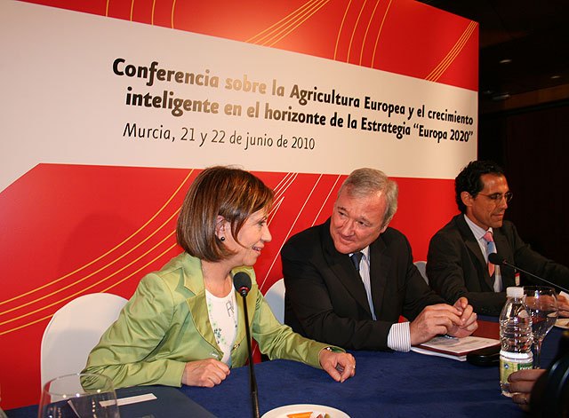 Valcárcel defiende el gran valor social y económico de la agricultura murciana en el nuevo marco de la Estrategia ´Europa 2020´ - 1, Foto 1