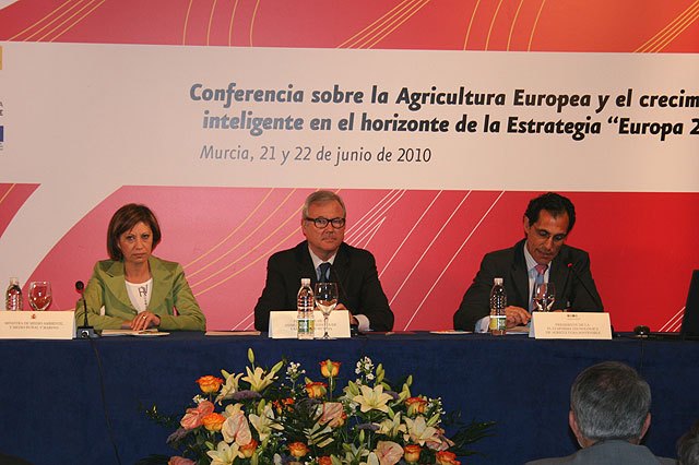 Valcárcel defiende el gran valor social y económico de la agricultura murciana en el nuevo marco de la Estrategia ´Europa 2020´ - 2, Foto 2