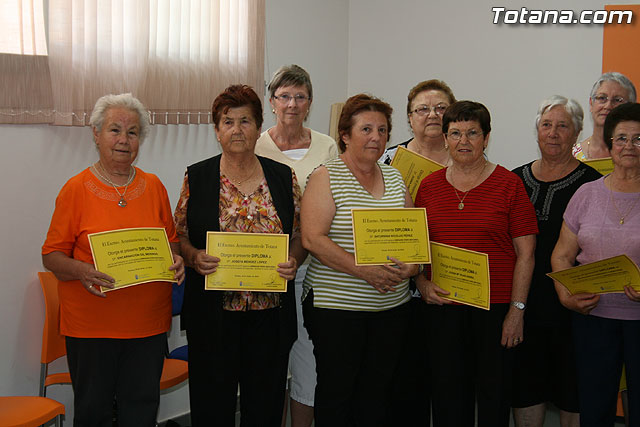 Los usuarios del Centro de Personas Mayores de El Paretn-Cantareros reciben los diplomas del curso de gimnasia para la salud - 29