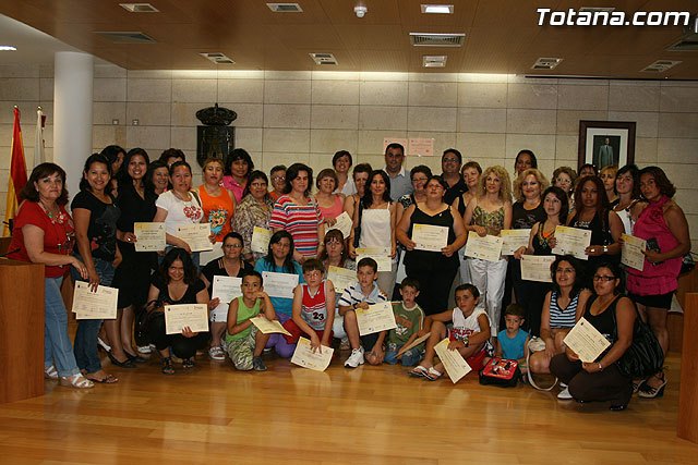 Más de 70 mujeres reciben sus diplomas por particpar en los cursos y talleres formativos - 1, Foto 1