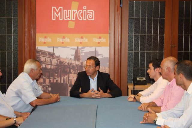 Cámara apoya la iniciativa del Consejo Local de la Juventud de premiar con el carné teórico de conducir gratis a los buenos estudiantes - 1, Foto 1