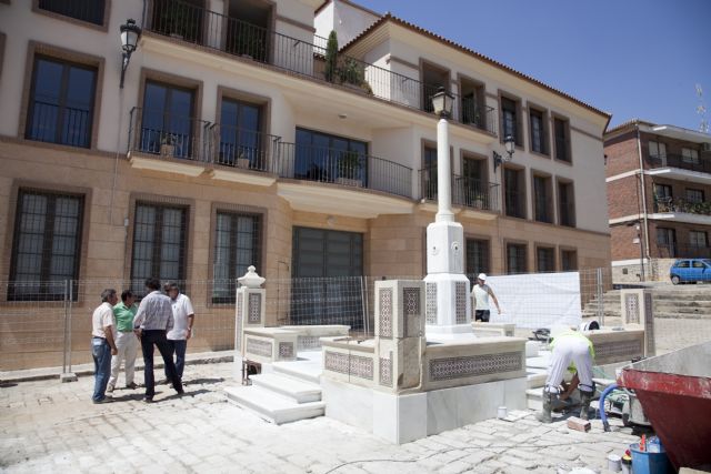 El ayuntamiento restaura la fuente de la Plaza Ramón y Cajal - 1, Foto 1