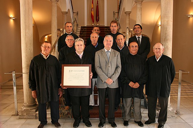 El presidente de la Comunidad, Ramón Luis Valcárcel, recibió hoy en el Palacio de San Esteban a los miembros del Consejo de Hombres Buenos de la Huerta de Murcia, que preside Sigifredo Hernández. Esta institución ha recibido, junto al Tribunal de las Aguas de Valencia, el diploma acreditativo que los reconoce como Patrimonio Inmaterial de la Humanidad de la Unesco, bajo la denominación común de ‘Tribunal de regantes del Mediterráneo Español’. Durante este encuentro, Valcárcel destacó el 