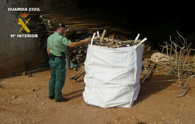 La Guardia Civil ha detenido a cinco personas in fraganti por la sustracción de material de aspersión - 2, Foto 2