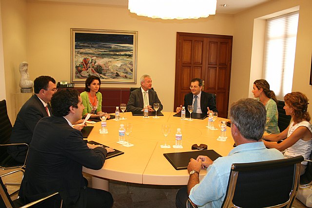 El jefe del Ejecutivo murciano se reúne con el presidente del Colegio de Arquitectos de Murcia, Antonio García, y miembros de su junta directiva - 1, Foto 1