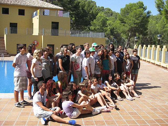 Medio centenar de jóvenes aprenden inglés en el campamento de verano de El Valle - 1, Foto 1