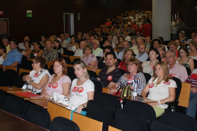 Más de 300 personas entre delegados sindicales y trabajadores de UGT y CCOO del Hospital Reina Sofía se reúnen - 1, Foto 1