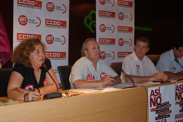 Más de 300 personas entre delegados sindicales y trabajadores de UGT y CCOO del Hospital Reina Sofía se reúnen - 2, Foto 2