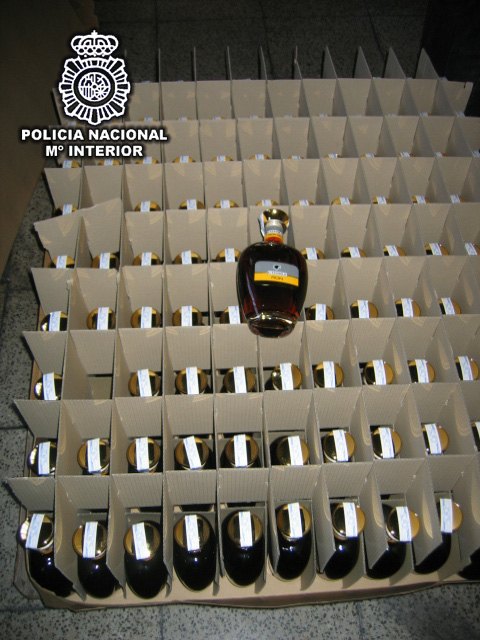 La Policía Nacional incauta más de 1.000 botellas de ron falso y registra 12 embotelladoras y distribuidoras - 1, Foto 1