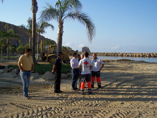 El ayuntamiento coloca la bandera roja en la playa de Poniente y La Colonia como medida preventiva - 1, Foto 1